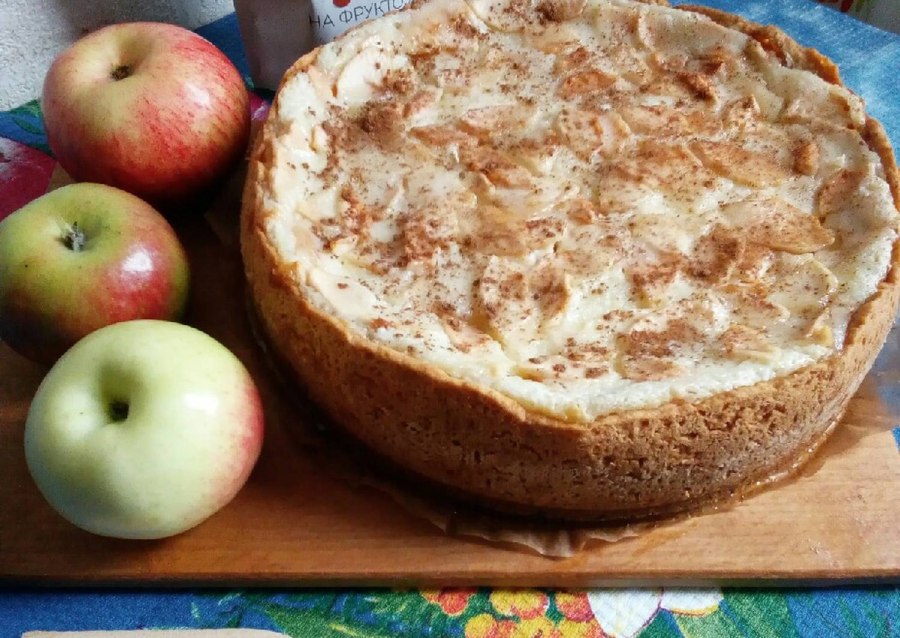 Воздушная шарлотка с яблоками