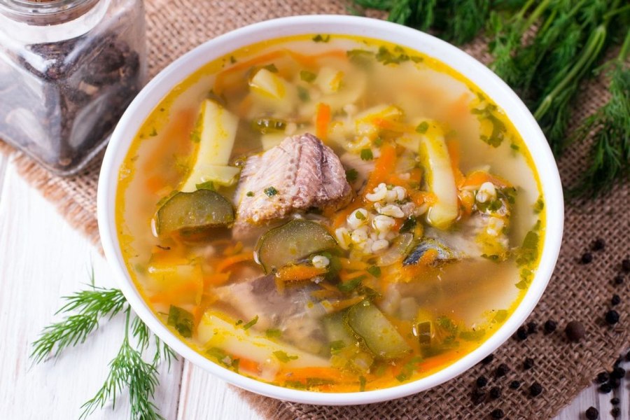Рассольник с перловкой и солеными огурцами
