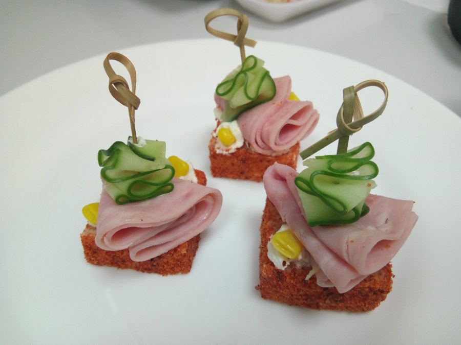 Канапе с ветчиной и огурцом