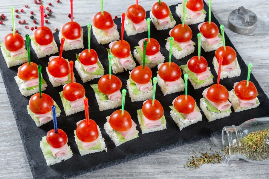 Канапе с ветчиной и черри
