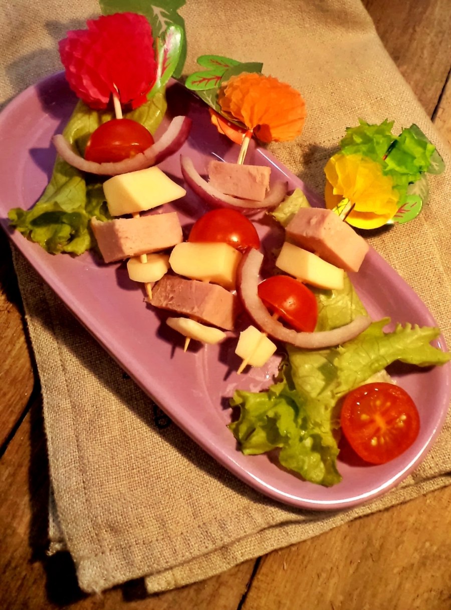 Закуски на шпажках с ветчиной