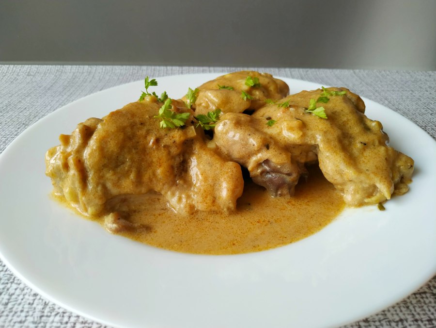 Курица с шампиньонами в сметанном соусе