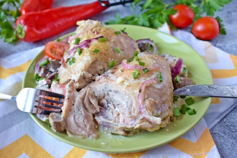 Куриные грудки с грибами в соусе