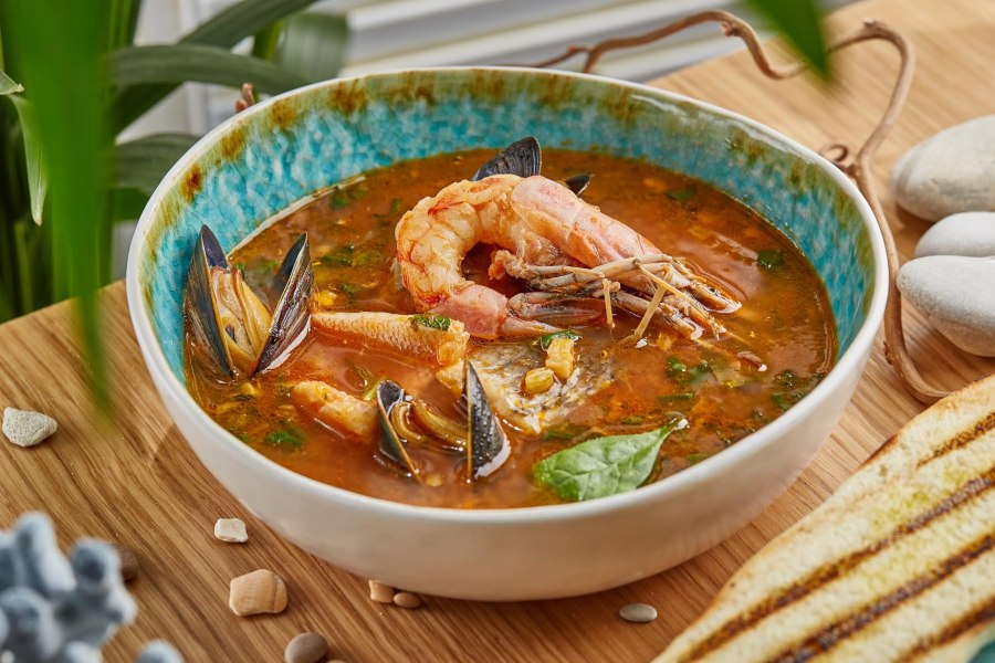 Рыбный суп с чесноком и травами