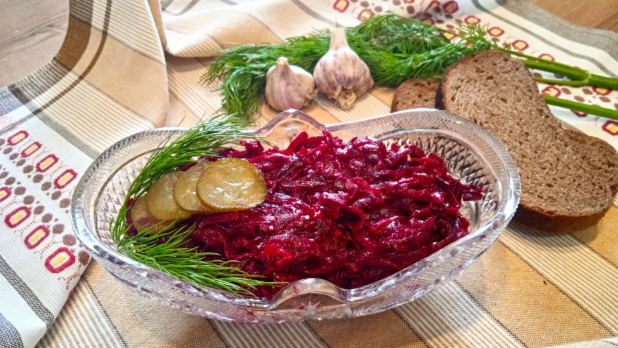 Салат из свеклы с яблоком и грецкими орехами - пошаговый фоторецепт