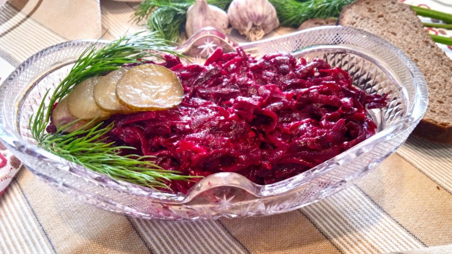 Ломтики свеклы с чесноком
