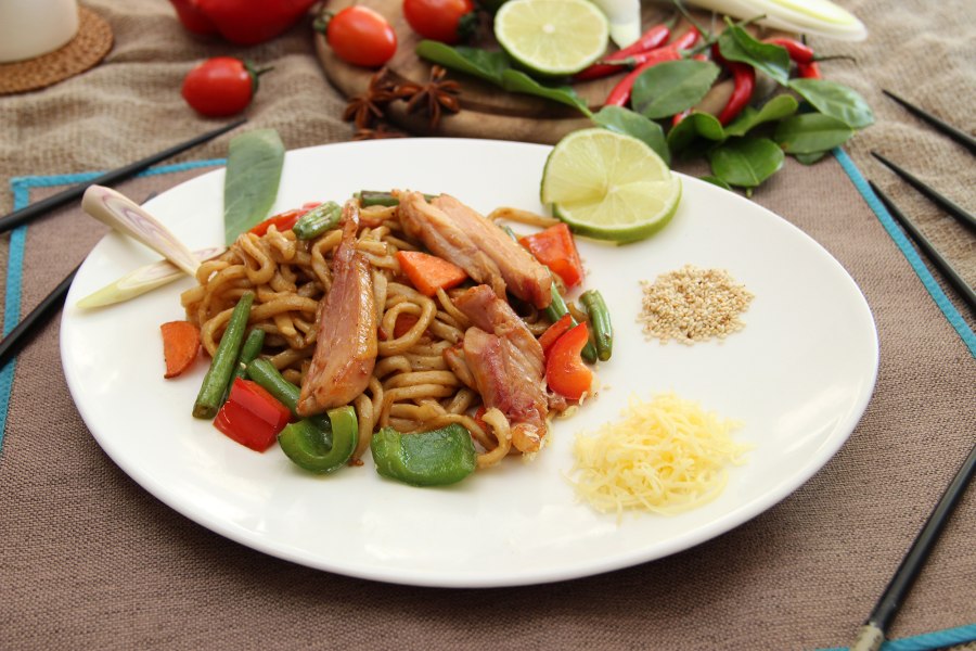 Лапша с копченой курицей