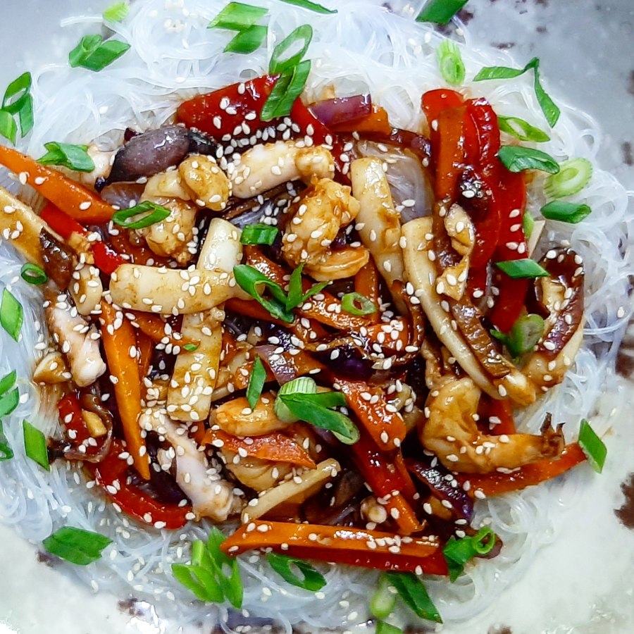 Фунчоза с морепродуктами и овощами