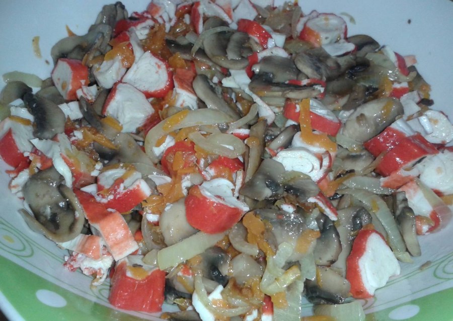 Салат с шампиньонами и крабовыми палочками