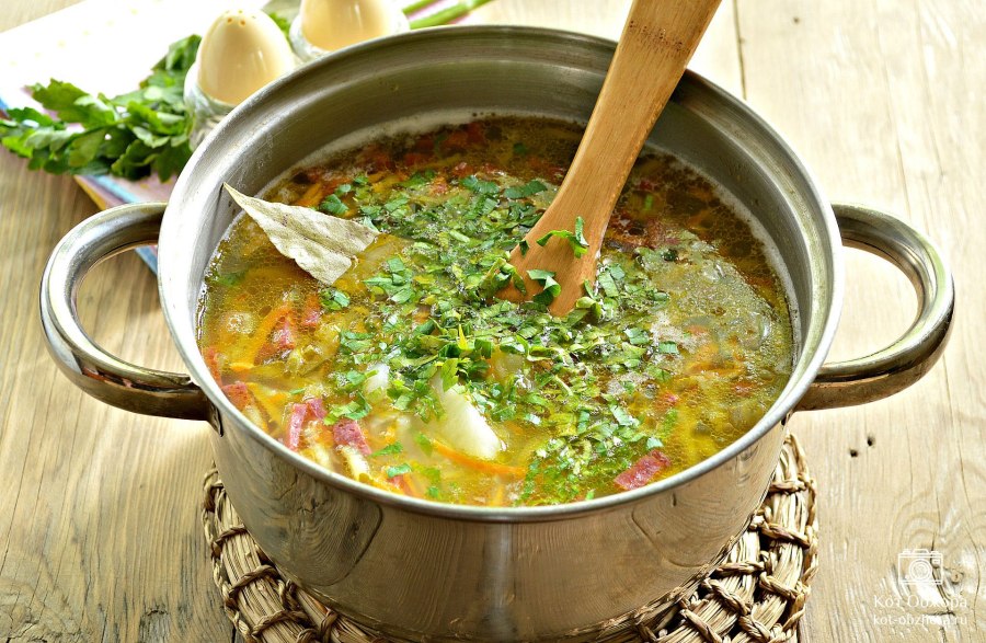 Сварить рассольник с перловкой и солеными огурцами пошагово