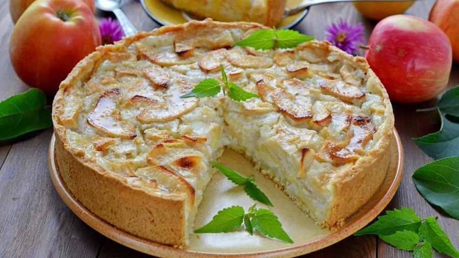 Пирог с яблоками на сметане
