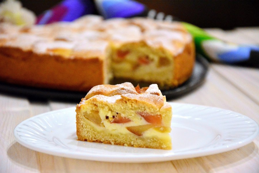 Украшение шарлотки яблоками