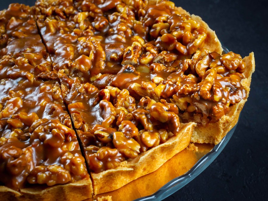 Пирожное с орехами и сгущенкой