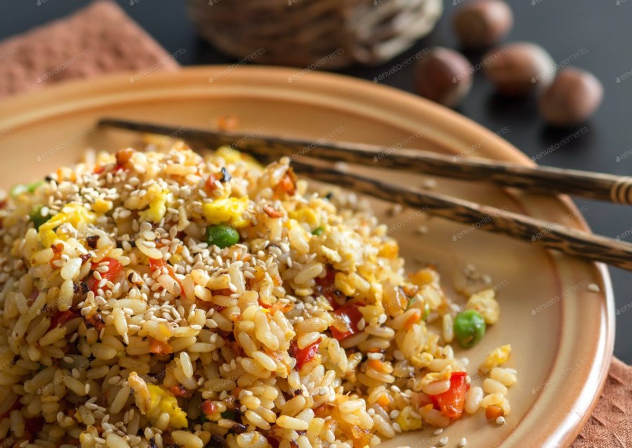 Ризотто с овощами и рисом и кукурузой