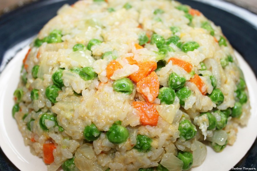 Рис по-тайски с яйцом и овощами