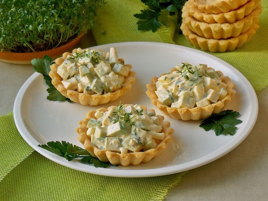 Тарталетки с фетаксой и зеленью