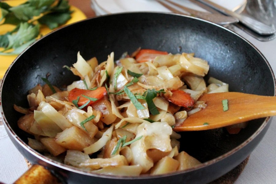 Картофель тушеный со свининой и овощами