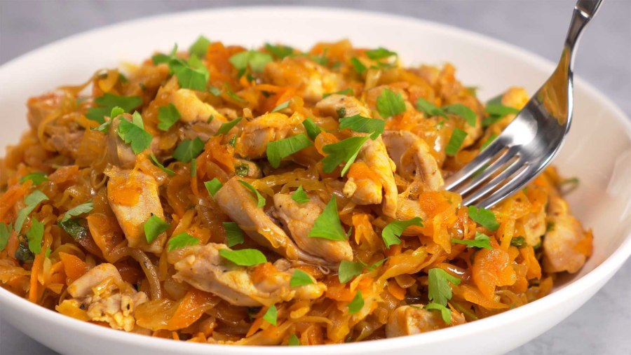 Картошка с капустой тушеная на сковороде