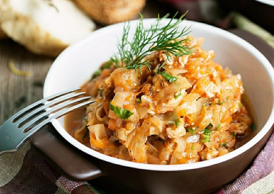 Тушёная капуста с курицей