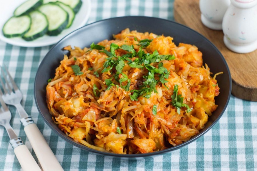 Тушёная капуста с курицей