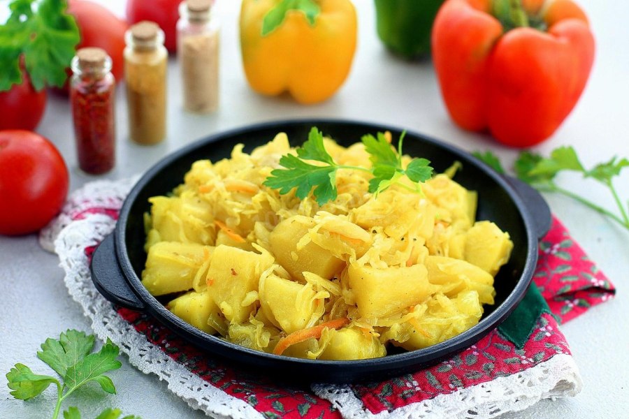 Картошка с квашеной капустой тушеная