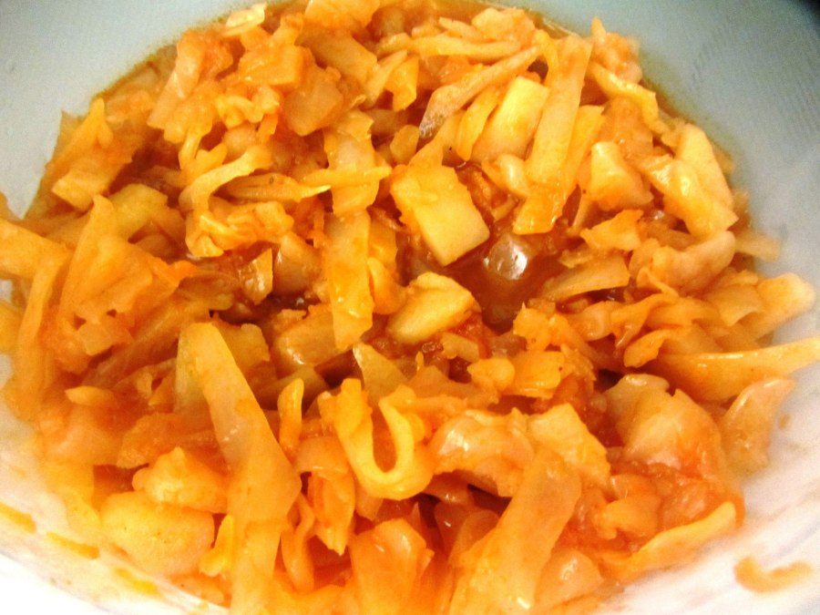 Картошка с капустой тушеная на сковороде