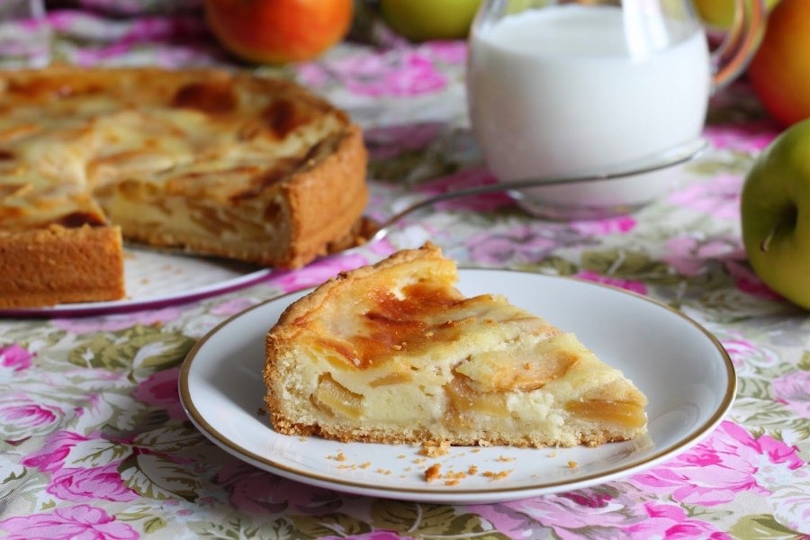 Пирог с яблоками и творожным сыром