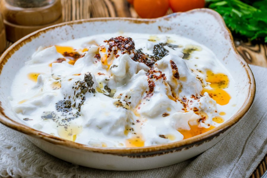 Мацони с чесноком и зеленью