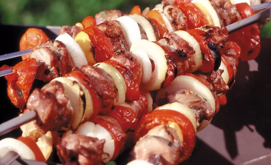 Шашлык с помидорами и луком