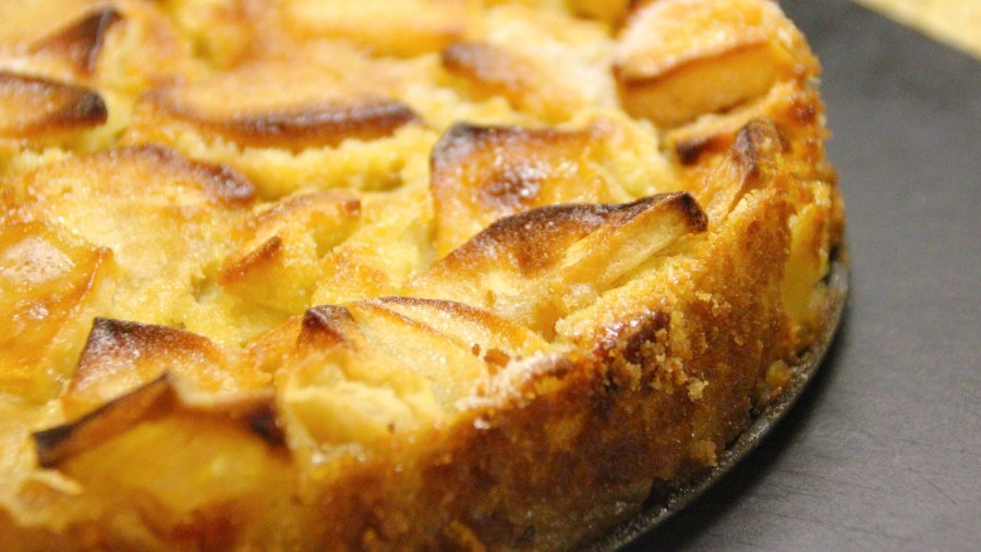 Шарлотка с манкой и яблоками