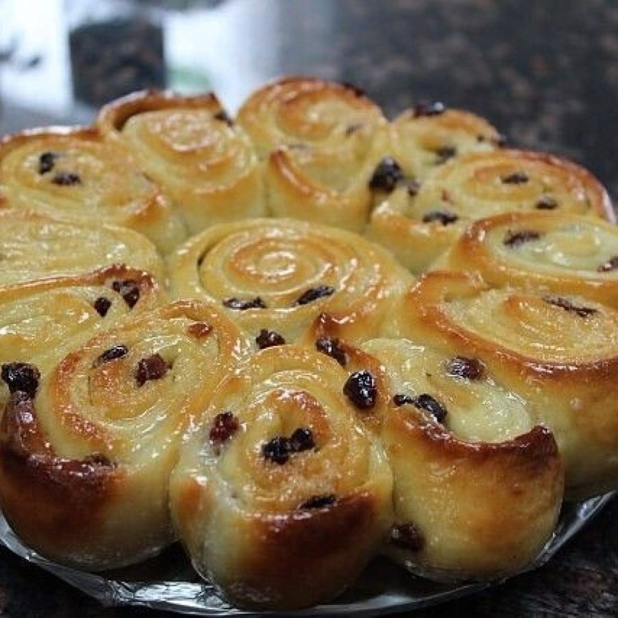 Красивые булочки с изюмом