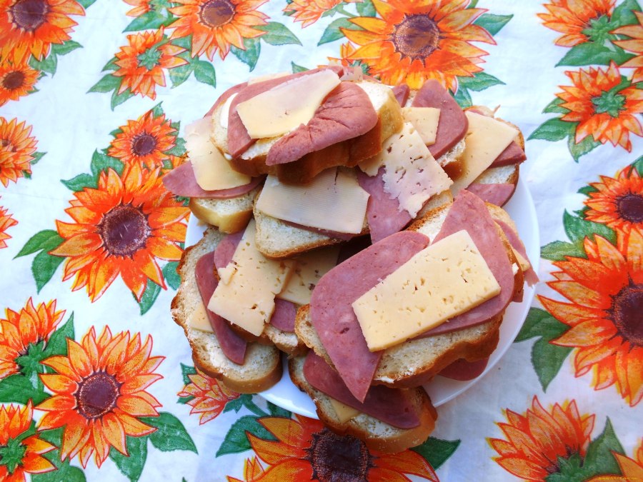 Хлеб с колбасой и сыром
