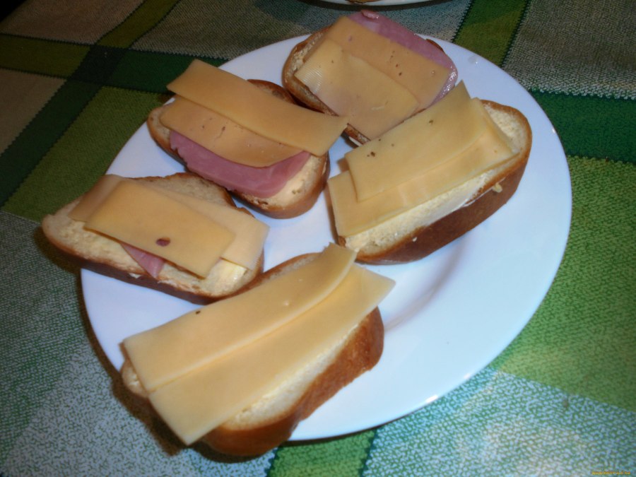 Бутерброд с маслом и колбасой