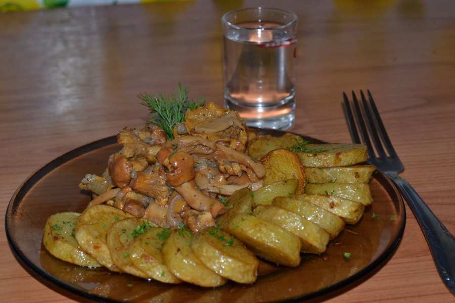 Жареная картошка с водочкой