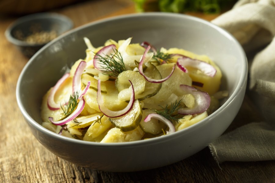 Pickled cucumbers with Black yeast-free Bread подача