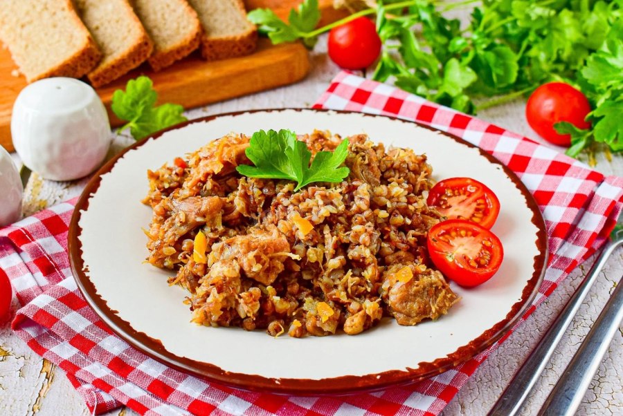 Ребенок рядом с тушенкой