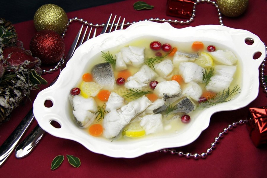 Украшение заливного из рыбы