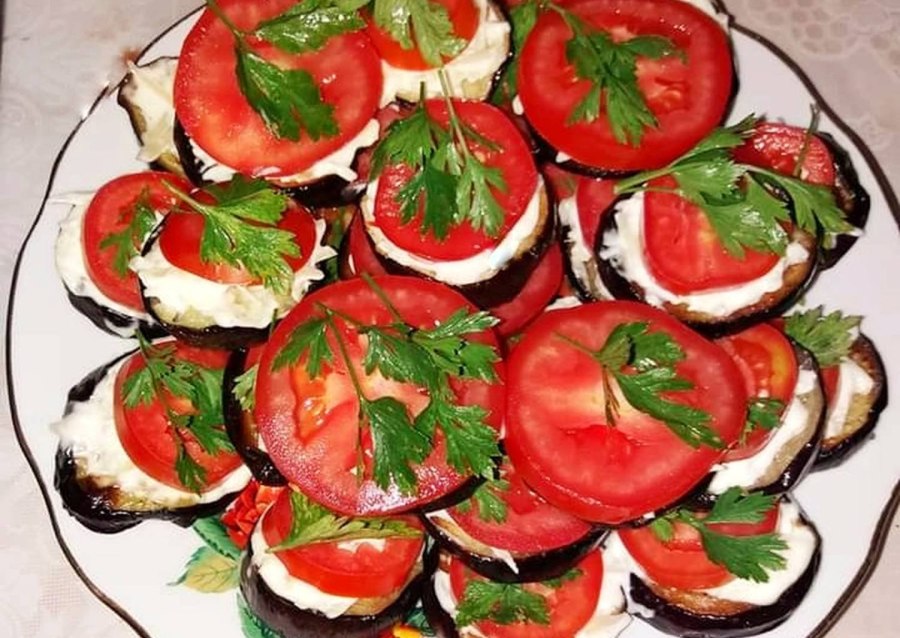 Жареные баклажаны с помидорами