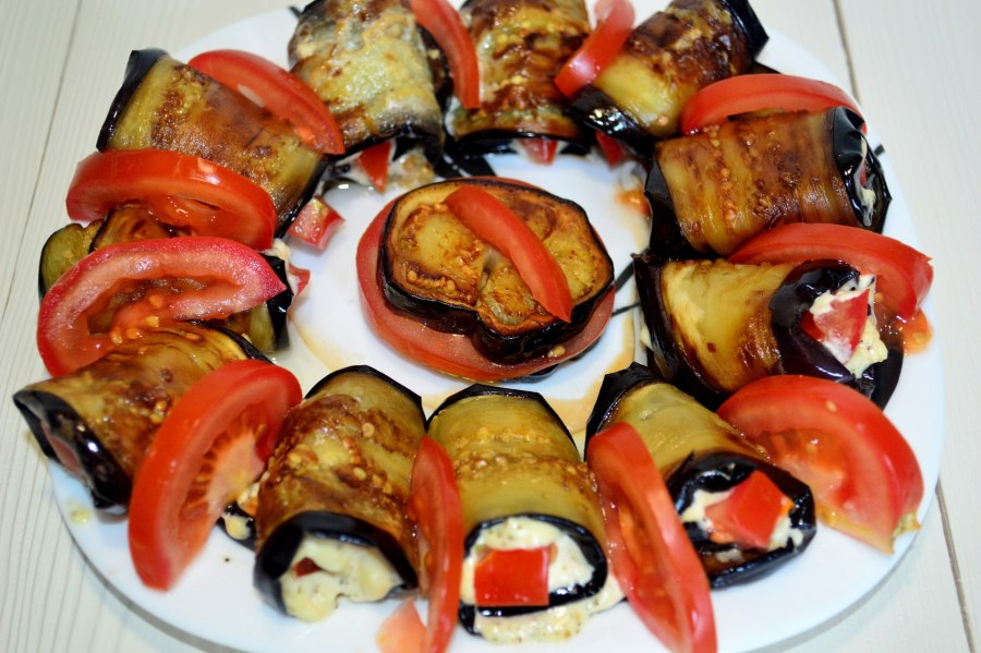 Баклажаны кружочками с помидорами и чесноком