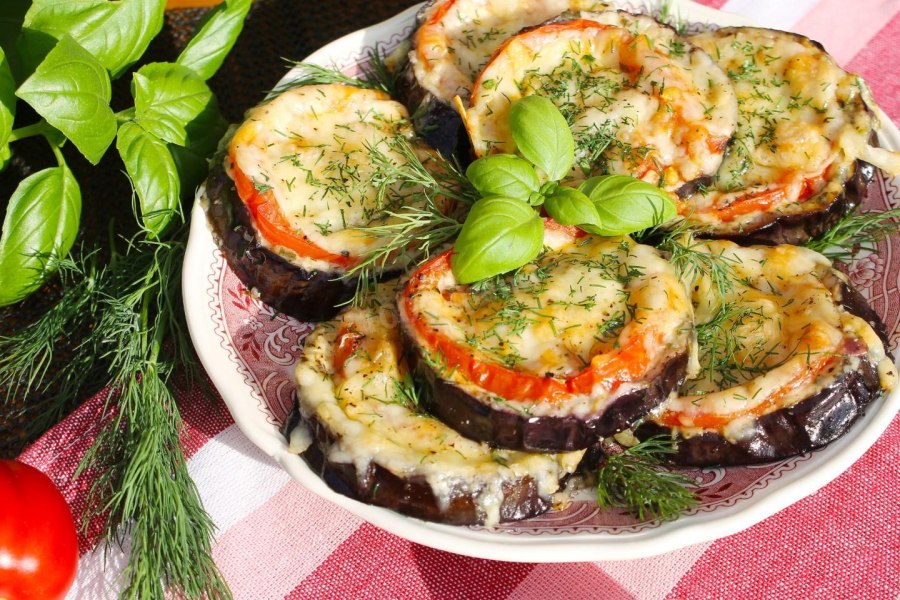 Жареные баклажаны с чесноком и помидорами