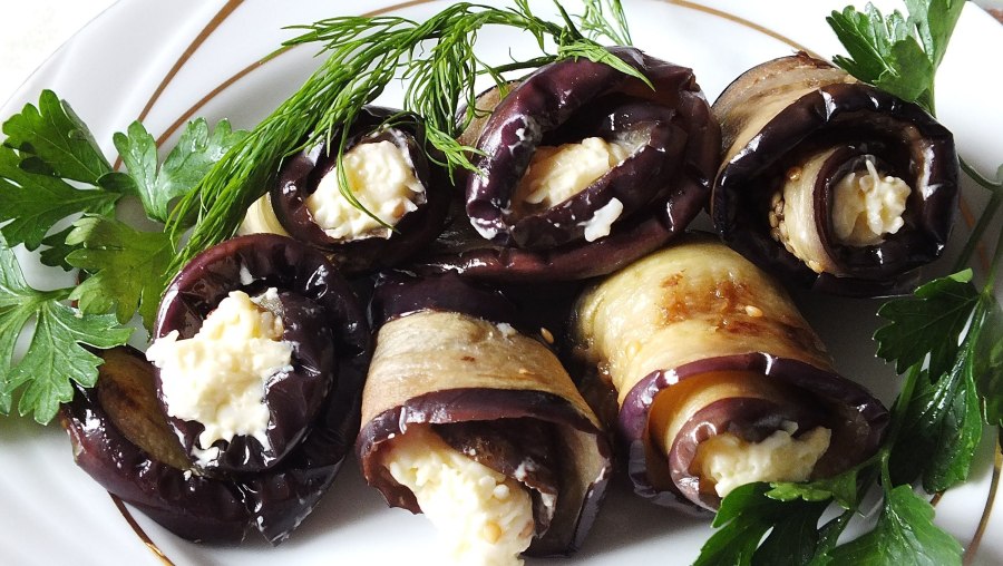 Рулетики из баклажанов с сыром и чесноком