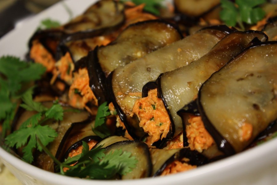 Синенькие баклажаны с чесноком и помидорами