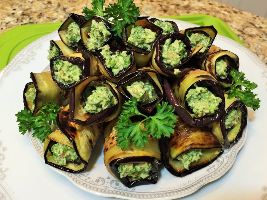 Жареные баклажаны с чесноком и зеленью