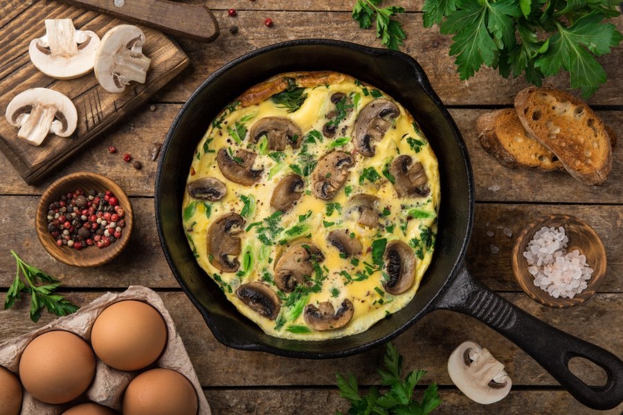 Яичница с грибами шампиньонами и луком