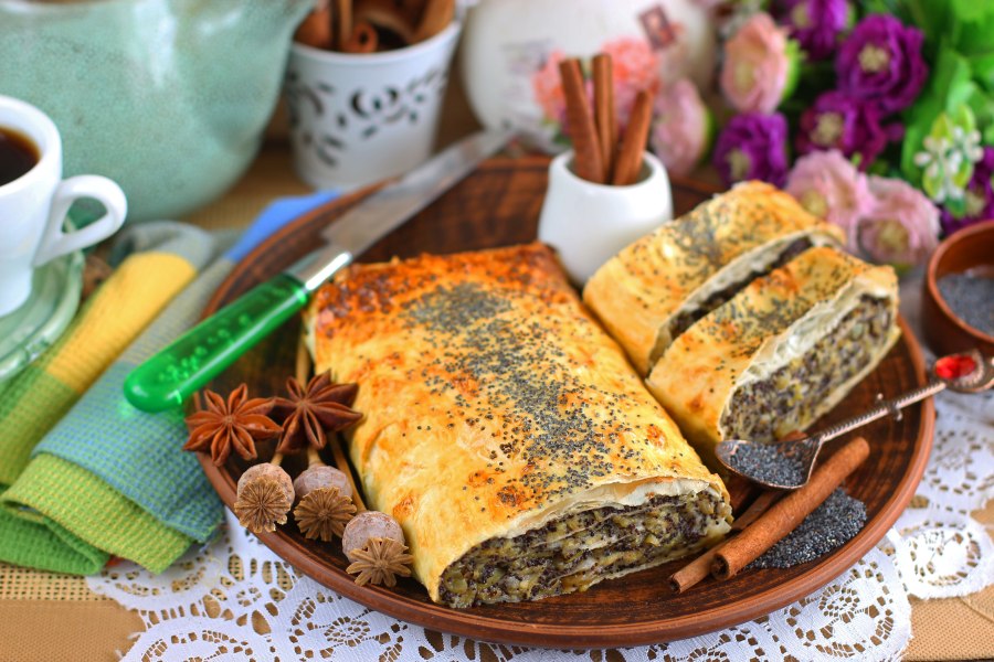 Бисквитный рулет с яблоками