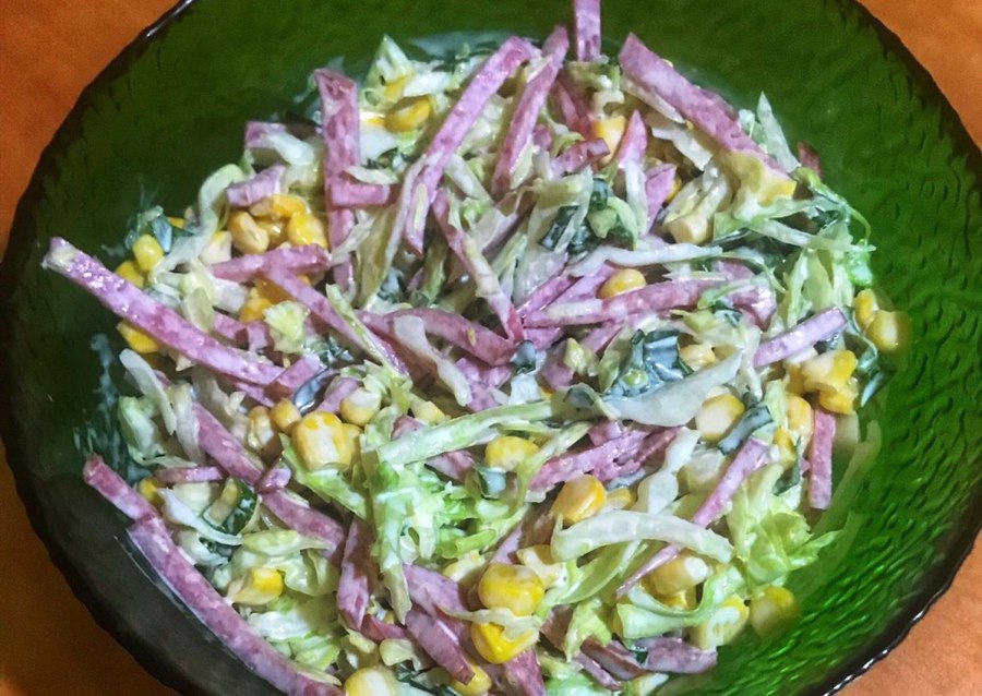 Салат с копченой колбасой и огурцами