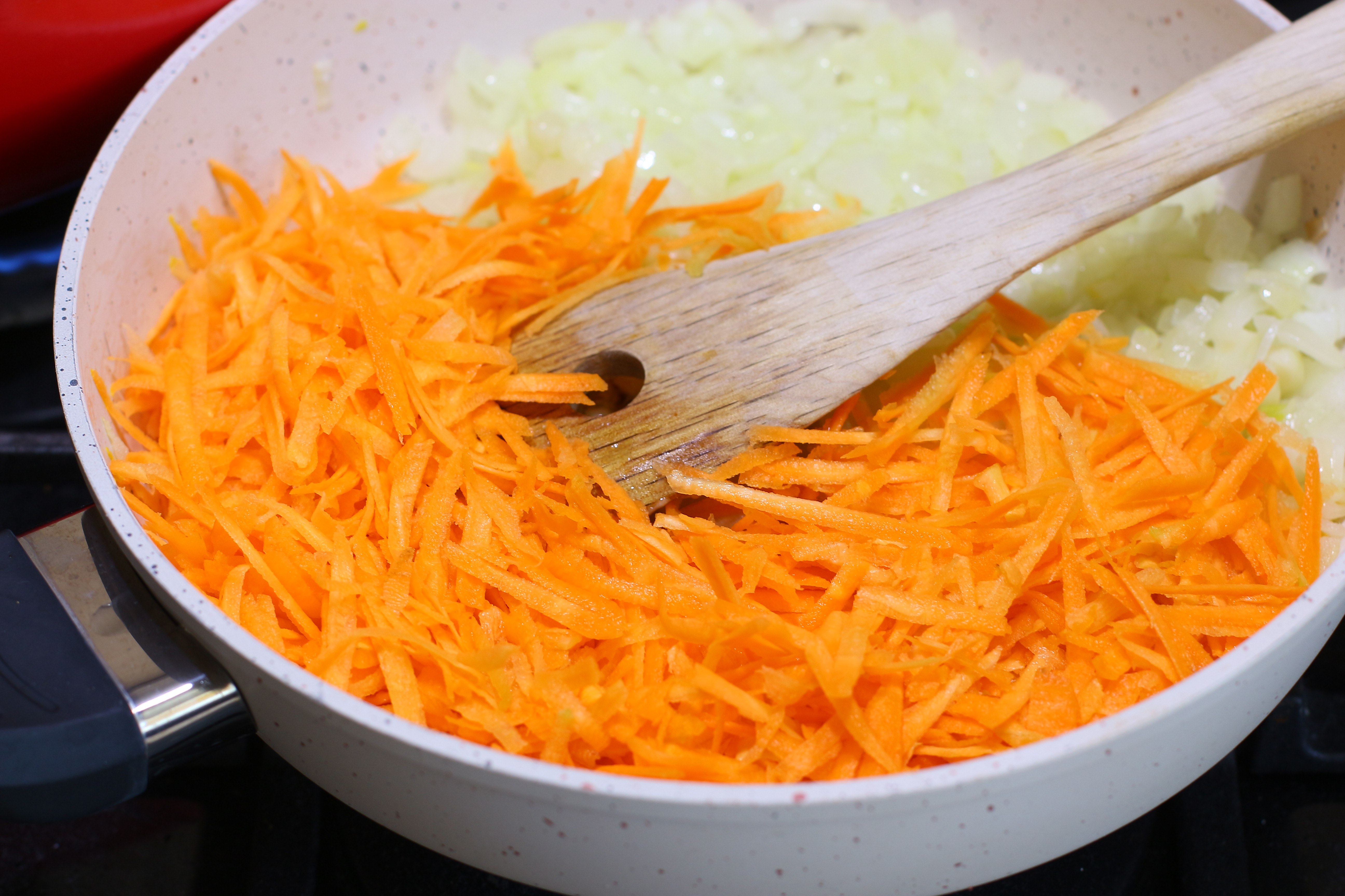 Рис без моркови. Кабачковая икра на терке. Кабачковая икра с морковью и луком. Пассерованный лук. Морковь нарезанная.