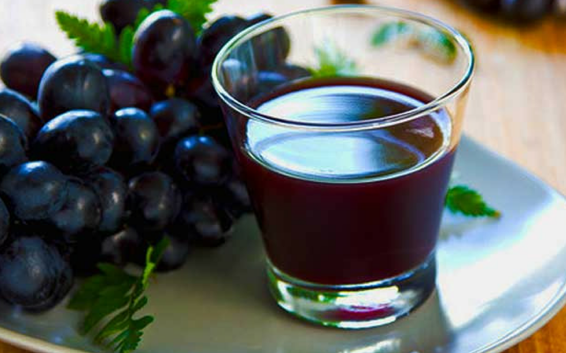 Можно кормящим виноград. Виноградный сок. Виноградный сок домашний. Компот. Напиток из винограда безалкогольный.