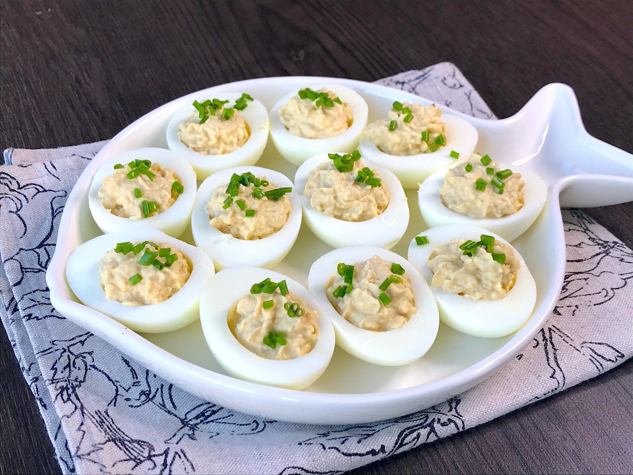 Рецепт трески с яйцами. Яйца фаршированные тресковой печенью. Яйца фаршированные печенью трески. Перепелиные яйца фаршированные печенью трески. Фаршированные печенью трески.