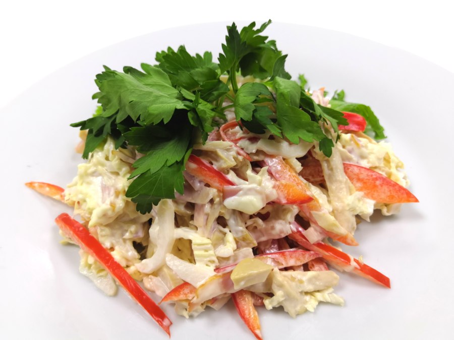 Салат с маслинами и крабовыми палочками